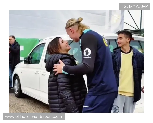 哈兰德赛后为小球迷加练签名，互动超接地气