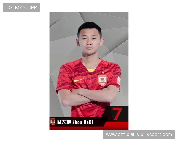 河南队周大地回撤接球,转身直塞穿过两道防守